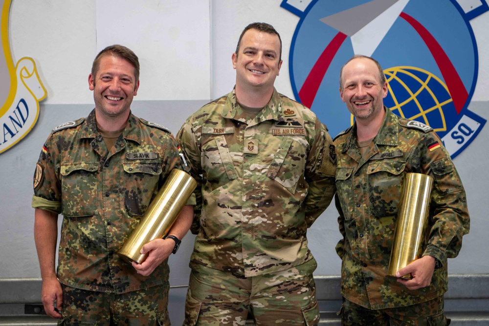 52nd FW and 726th AMS present tokens of appreciation to Bundeswehr members