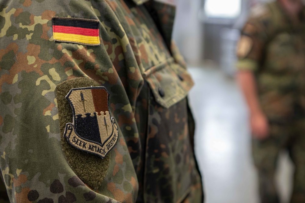 52nd FW and 726th AMS present tokens of appreciation to Bundeswehr members