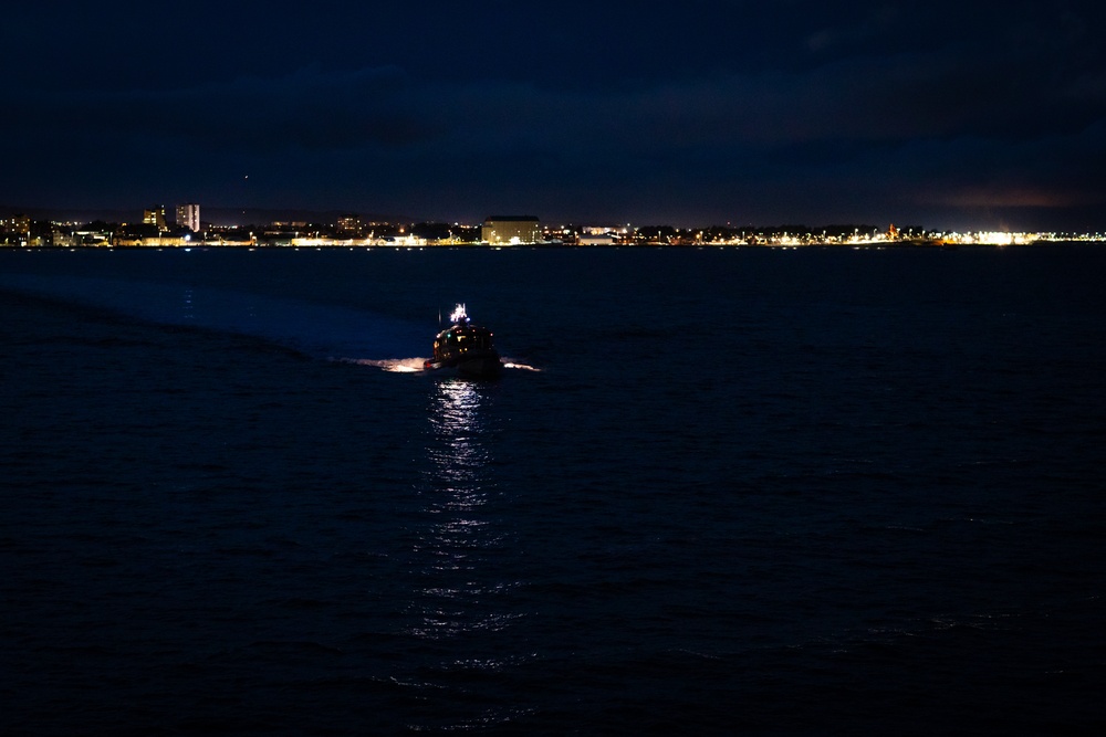 American and Chilean distinguished visitors visit USS George Wahington