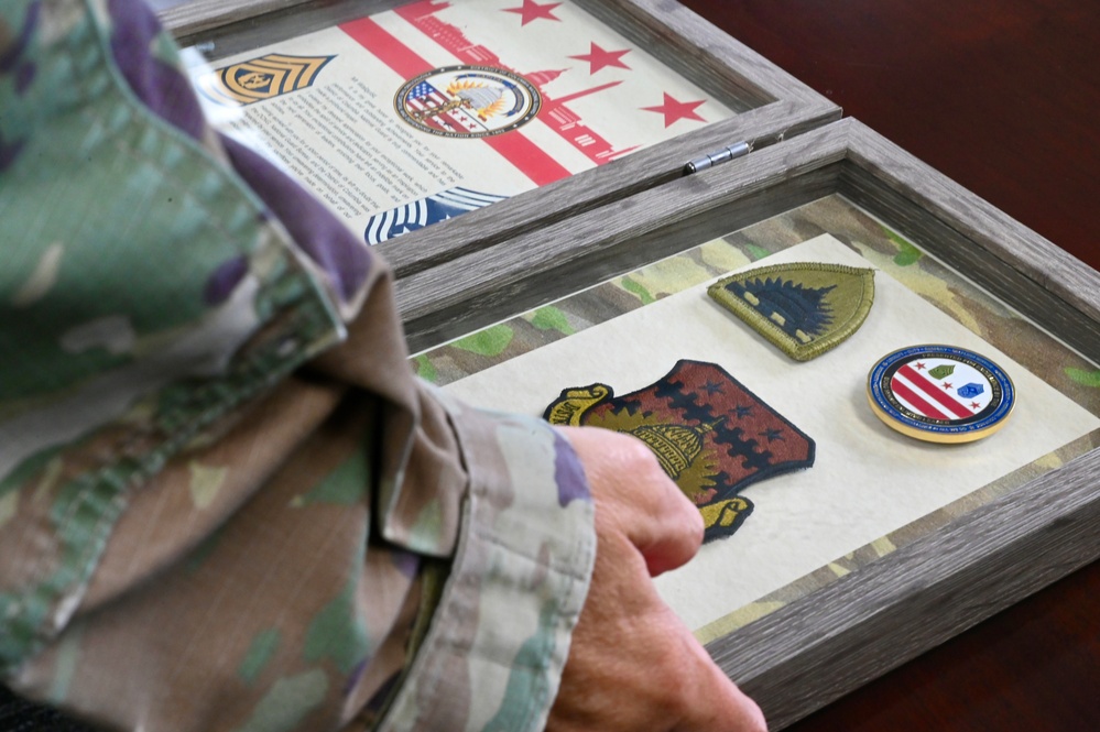 Command SEL presents award to Lt. Col. Robert L. Walquist Jr.