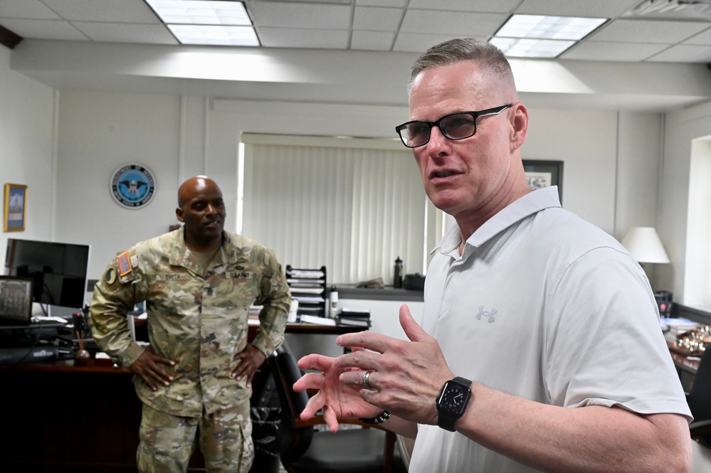 Command SEL presents award to Lt. Col. Robert L. Walquist Jr.