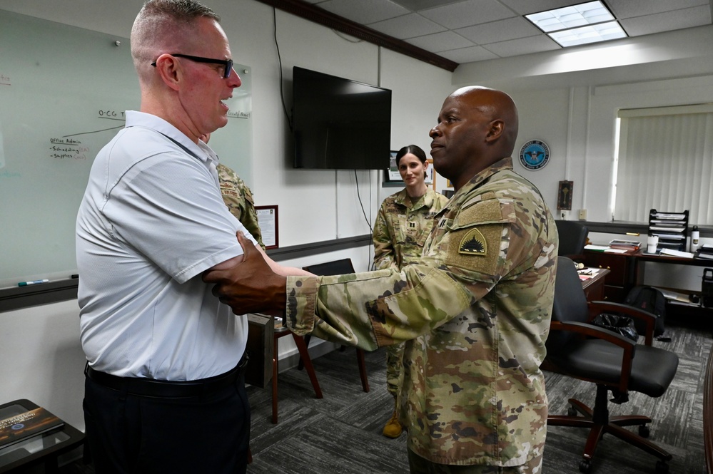 Command SEL presents award to Lt. Col. Robert L. Walquist Jr.