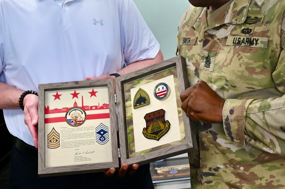 Command SEL presents award to Lt. Col. Robert L. Walquist Jr.