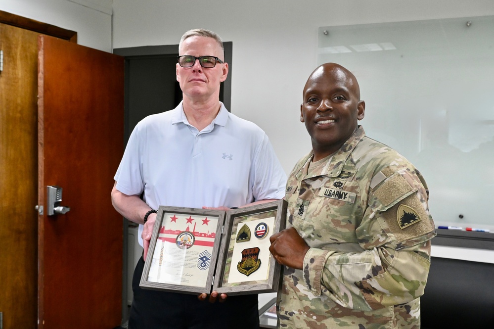 Command SEL presents award to Lt. Col. Robert L. Walquist Jr.