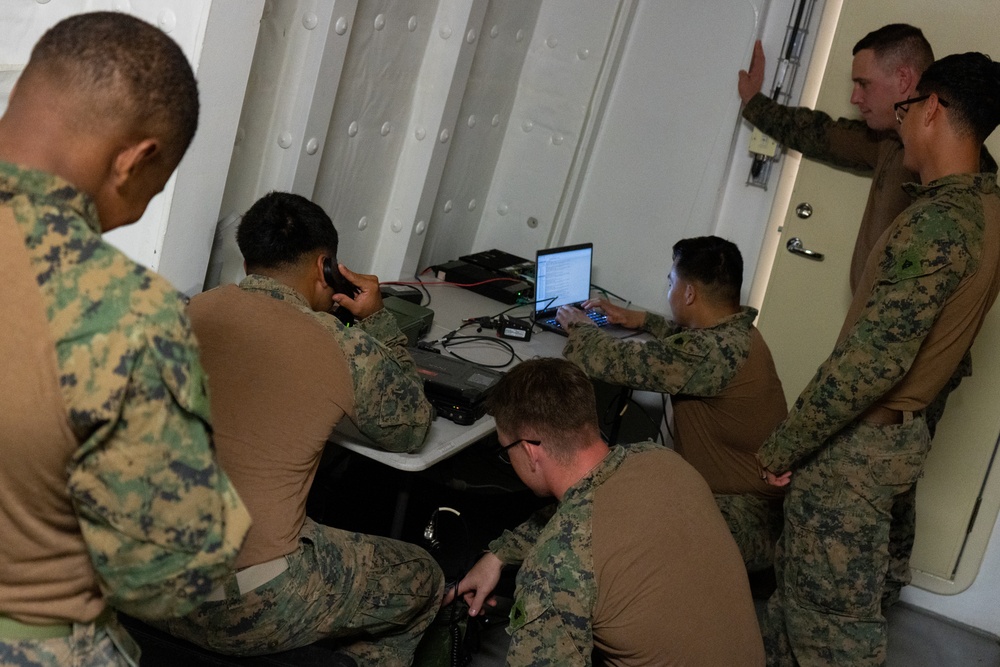 MRF-D 24.3 Marines establish communications aboard HMAS Adelaide