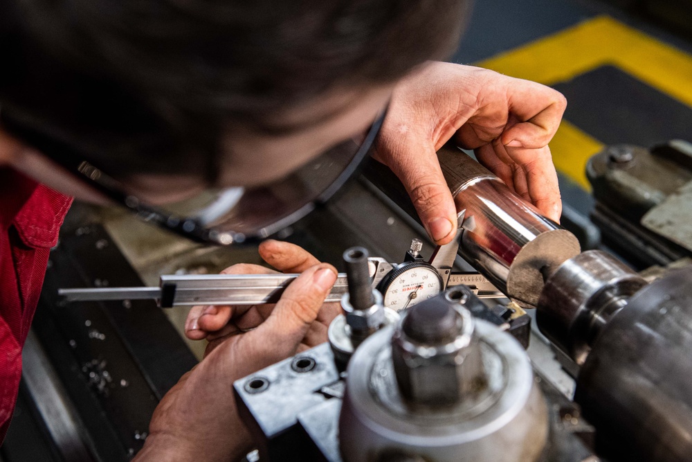 USS Ronald Reagan (CVN 76) Sailors fabricate parts in machine repair shop