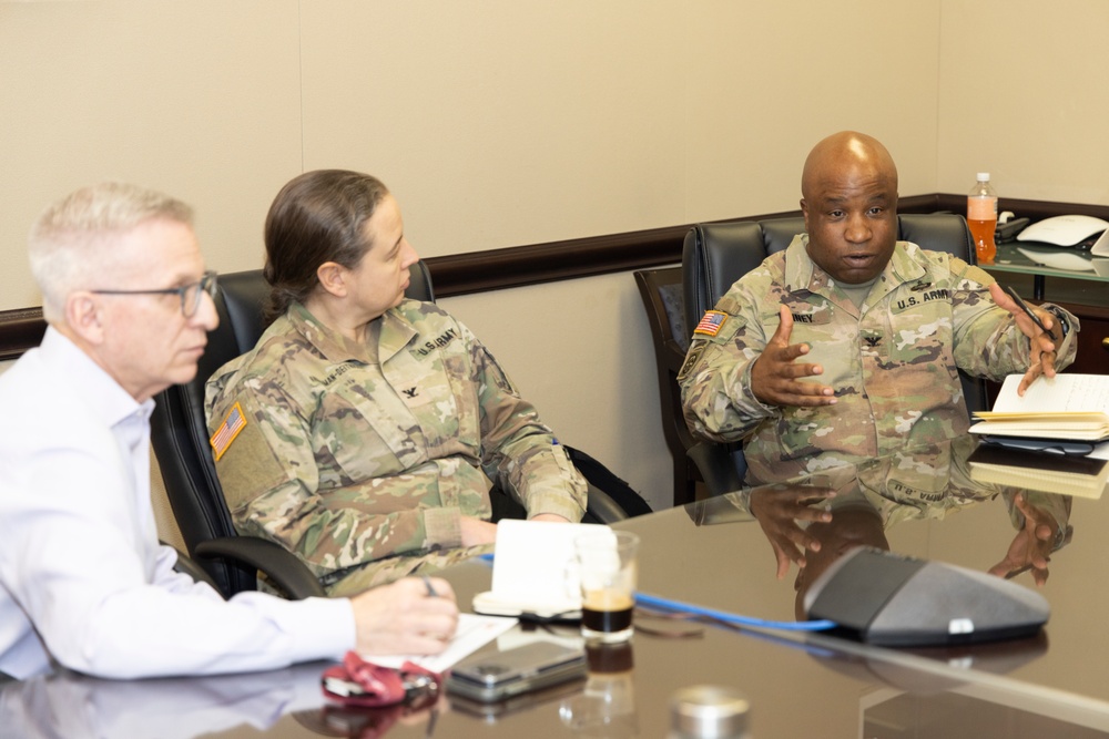 1st Area Medical Lab Commander Visits WRAIR