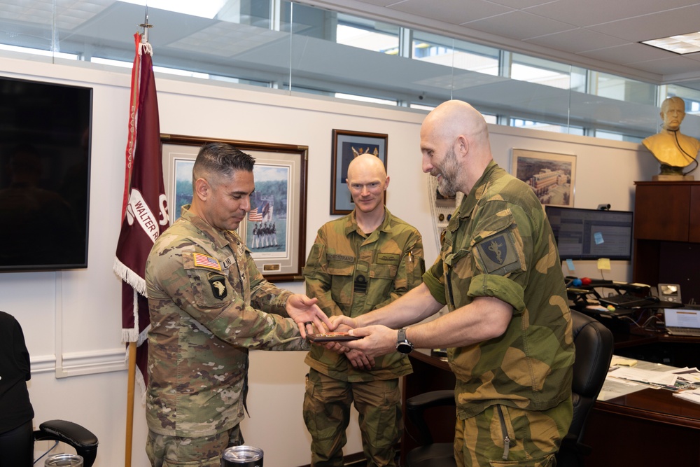 Norwegian Defense Force Visits WRAIR