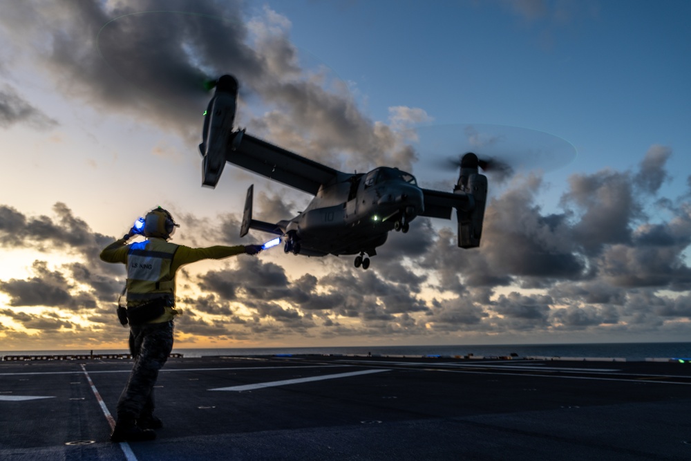 MRF-D 24.3: VMM-268 (Rein.) Marines rehearse MV-22B Osprey DLQs aboard HMAS Adelaide