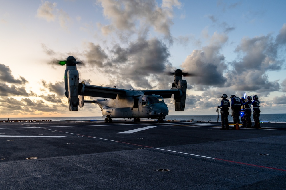 MRF-D 24.3: VMM-268 (Rein.) Marines rehearse MV-22B Osprey DLQs aboard HMAS Adelaide