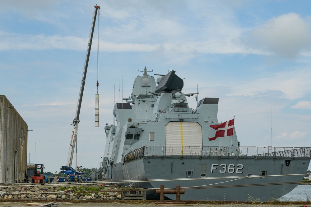 DVIDS - Images - NCHB 1 and Danish Navy load missiles [Image 2 of 10]