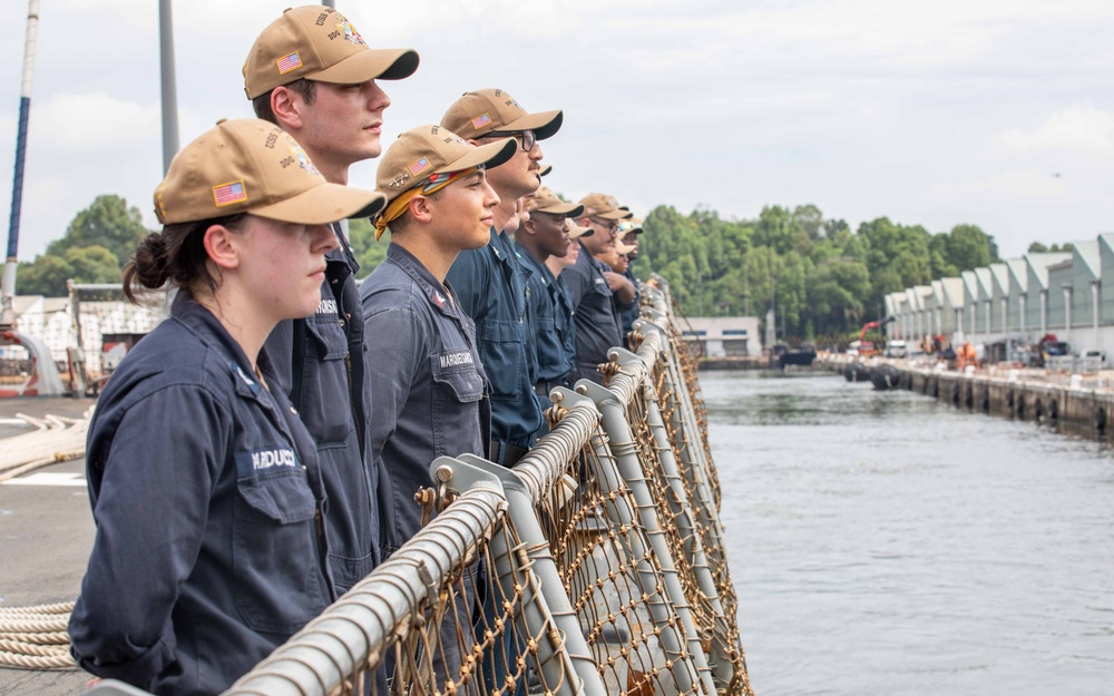 USS Russell (DDG 59) transits out of the Republic of Singapore