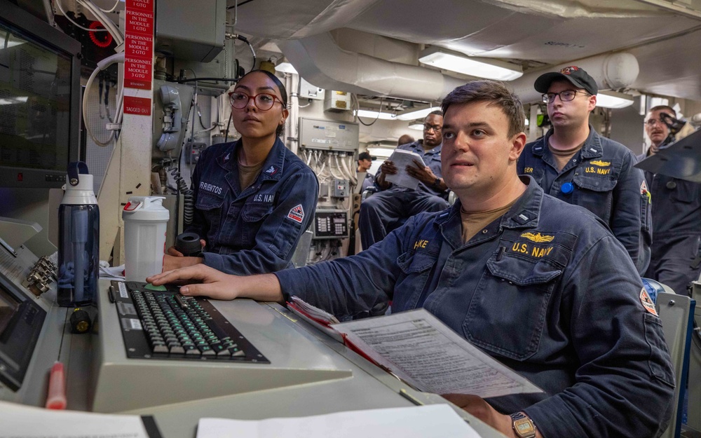 USS Russell (DDG 59) engineering training team drills
