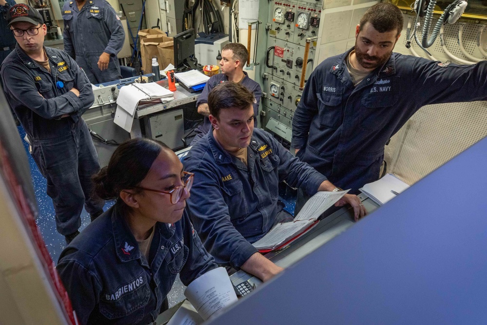 USS Russell (DDG 59) engineering training team drills