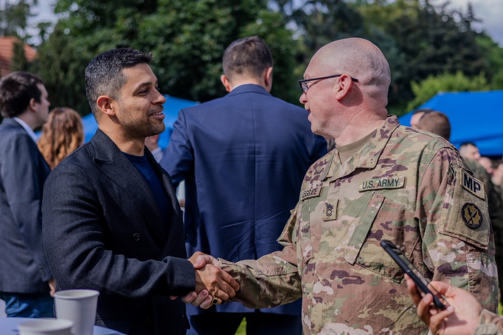 U.S. Ambassador to Poland hosts gathering between U.S. Soldiers, USO representatives