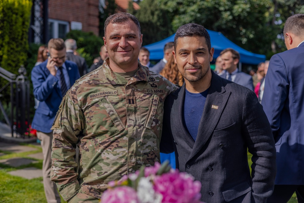 U.S. Ambassador to Poland hosts gathering between U.S. Soldiers, USO representatives