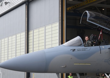 Novel F-15 EX Eagle II makes its debut landing in Portland, Ore.