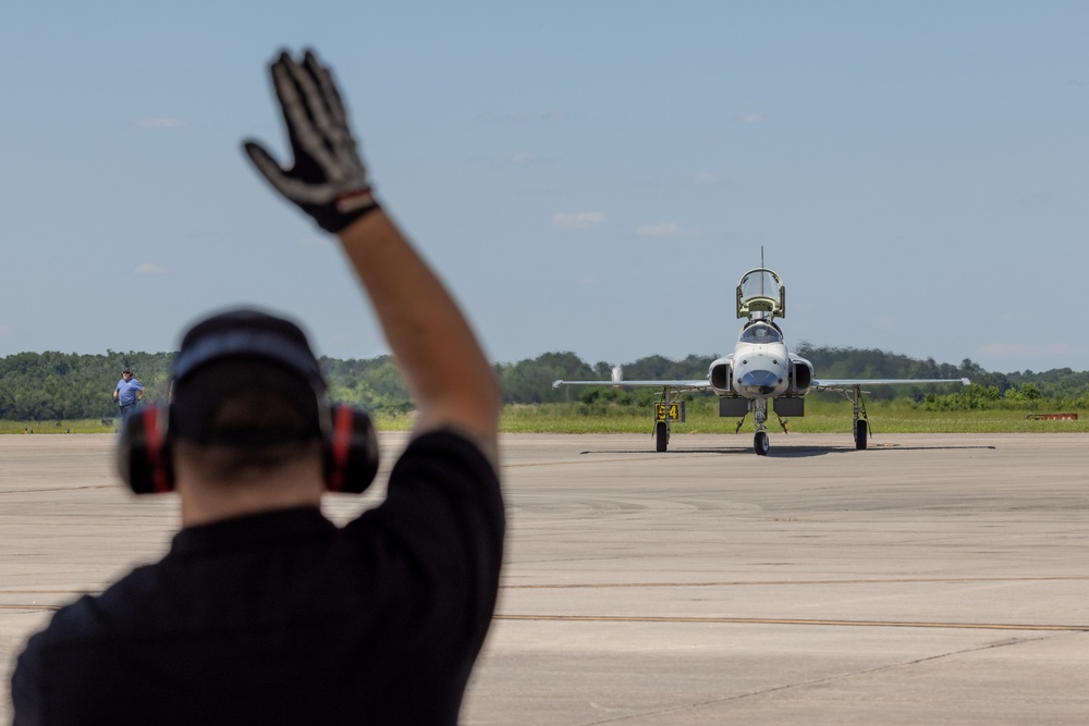 VMFT-402 arrives to Fighter Town East