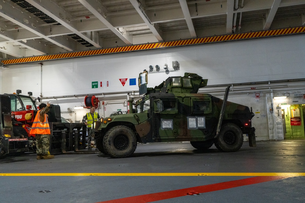 MRF-D 24.3 Marines move vehicles aboard HMAS Adelaide