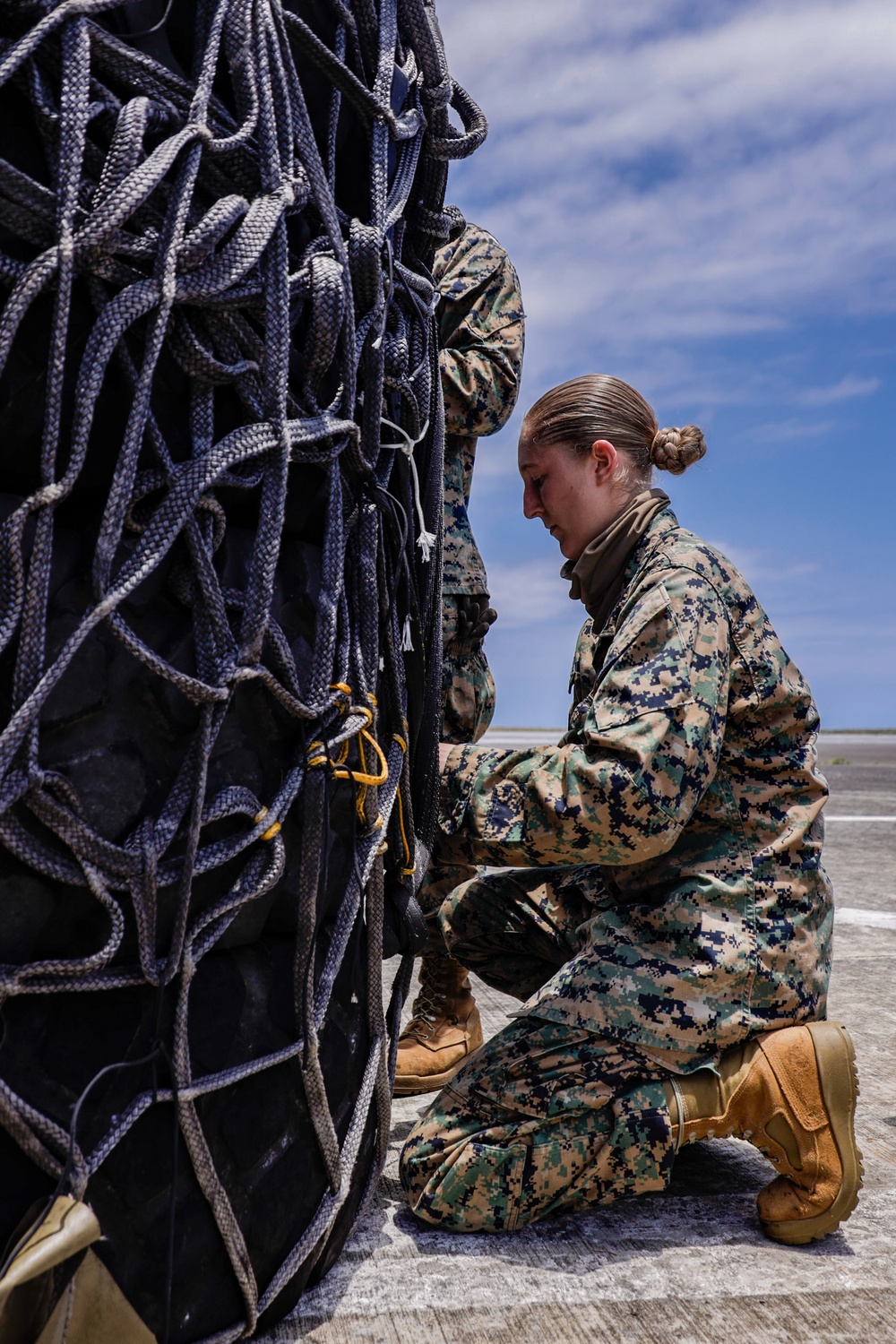 The Sky’s the Limit: CLC-33 Marines and Soldiers with 3-25 GSAB perform external lift operations