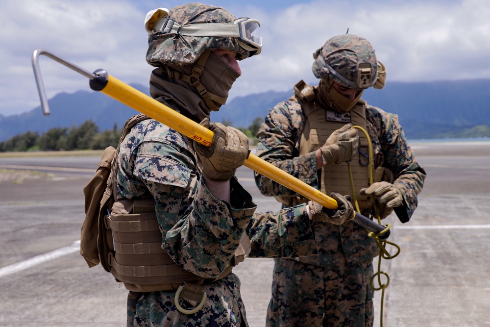 The Sky’s the Limit: CLC-33 Marines and Soldiers with 3-25 GSAB perform external lift operations