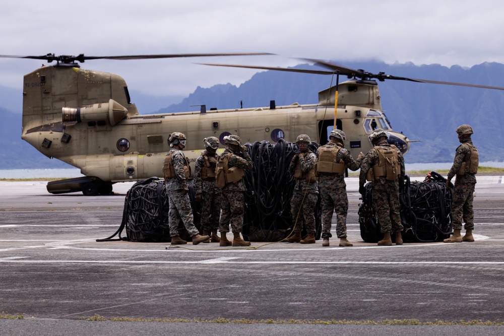 The Sky’s the Limit: CLC-33 Marines and Soldiers with 3-25 GSAB perform external lift operations