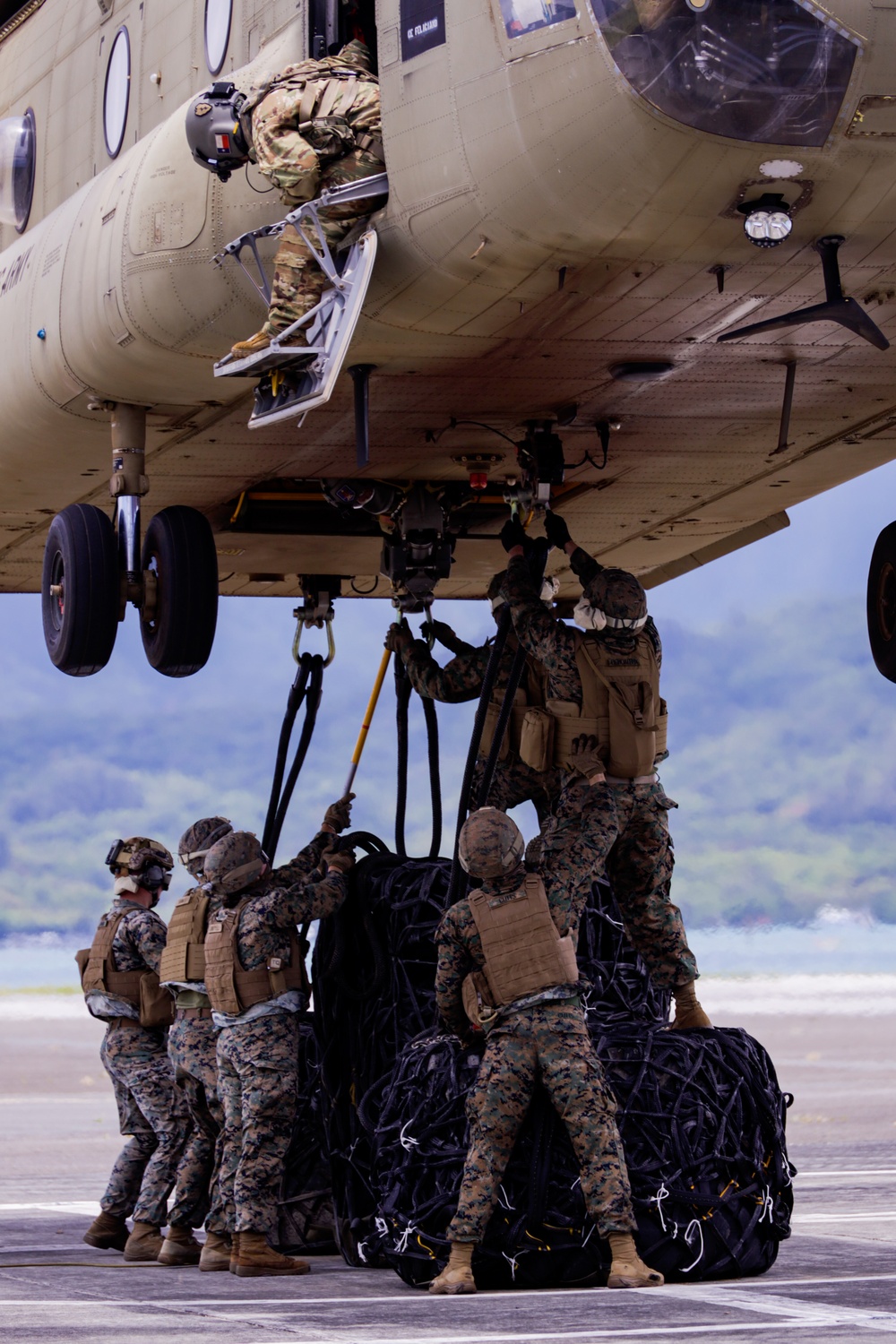 The Sky’s the Limit: CLC-33 Marines and Soldiers with 3-25 GSAB perform external lift operations