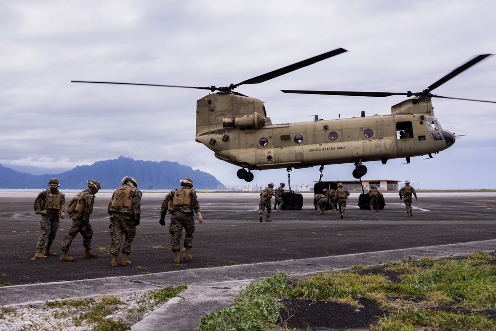 The Sky’s the Limit: CLC-33 Marines and Soldiers with 3-25 GSAB perform external lift operations