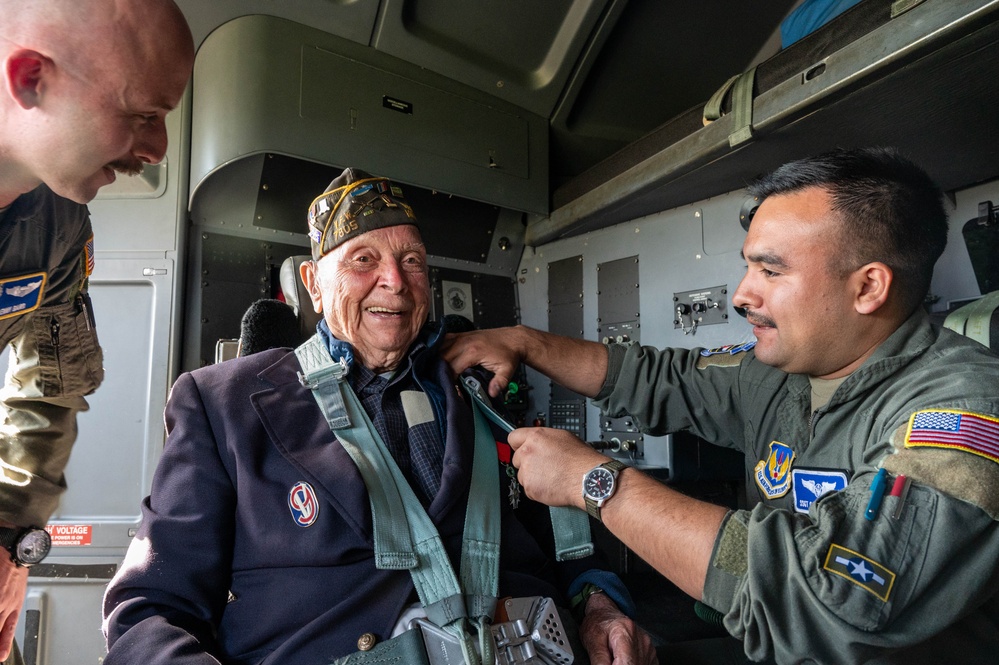 WWII veteran Ceo Bauer takes flight with USAF