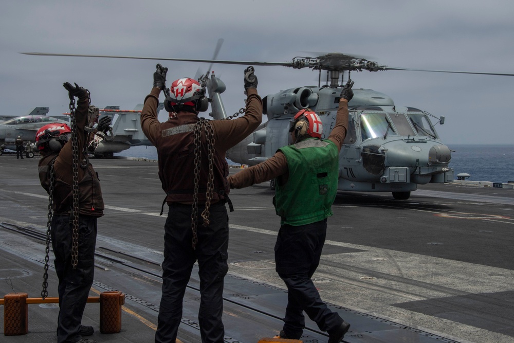 Abraham Lincoln conducts helicopter operations