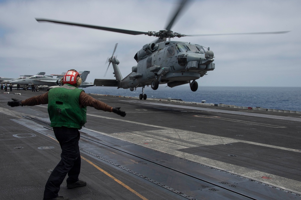 Abraham Lincoln conducts helicopter operations