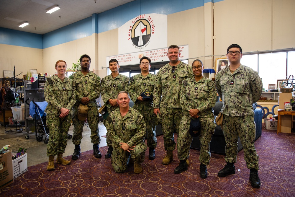 Sailors Volunteer with Union Gospel Mission during Portland Fleet Week