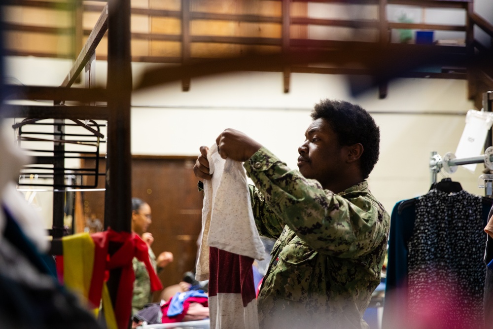 Sailors Volunteer with Union Gospel Mission during Portland Fleet Week