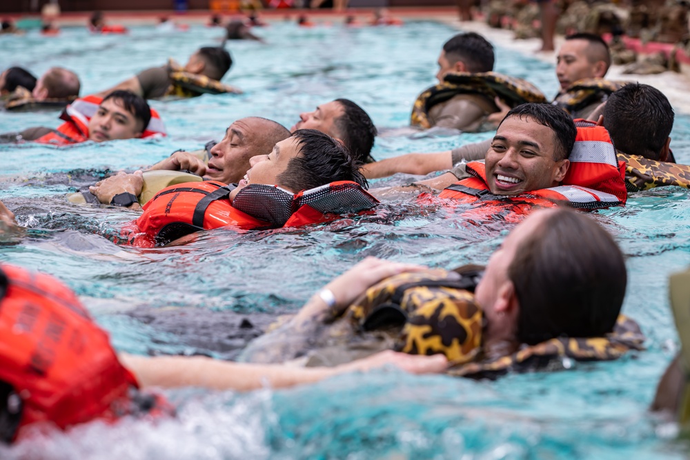 Hawaii’s MEDEVAC units practice water survival training