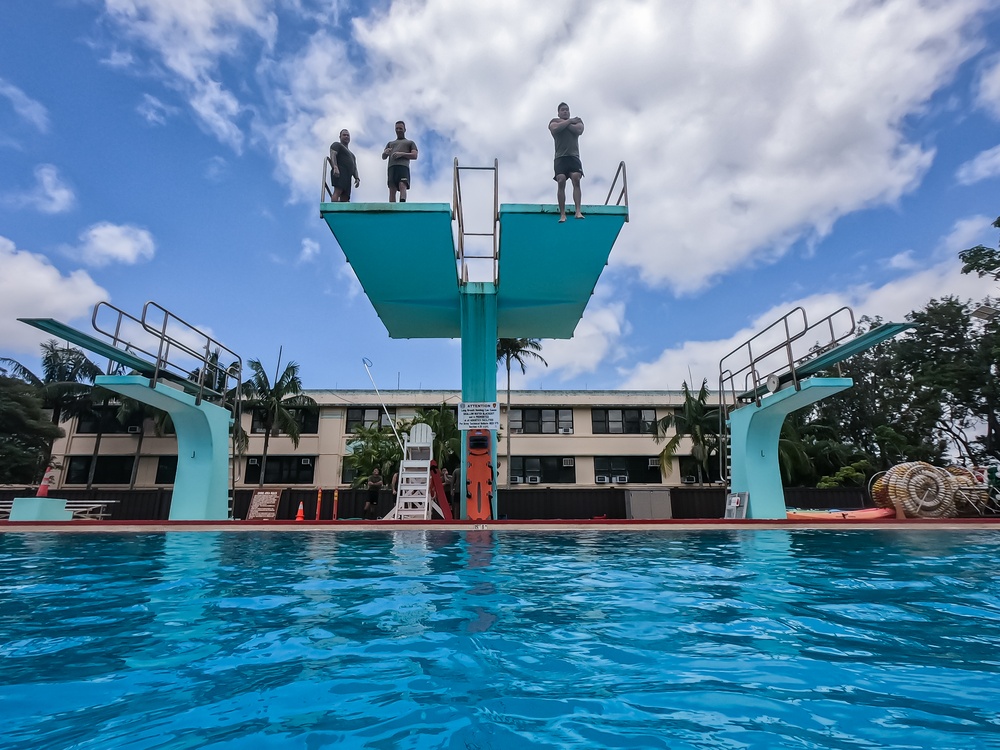 Hawaii’s MEDEVAC units practice water survival training