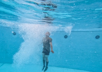 Hawaii’s MEDEVAC units practice water survival training