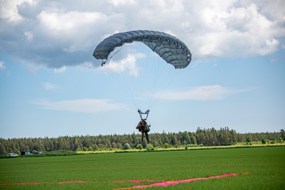 4th Reconnaissance Battalion conduct military freefalls during BALTOPS 24