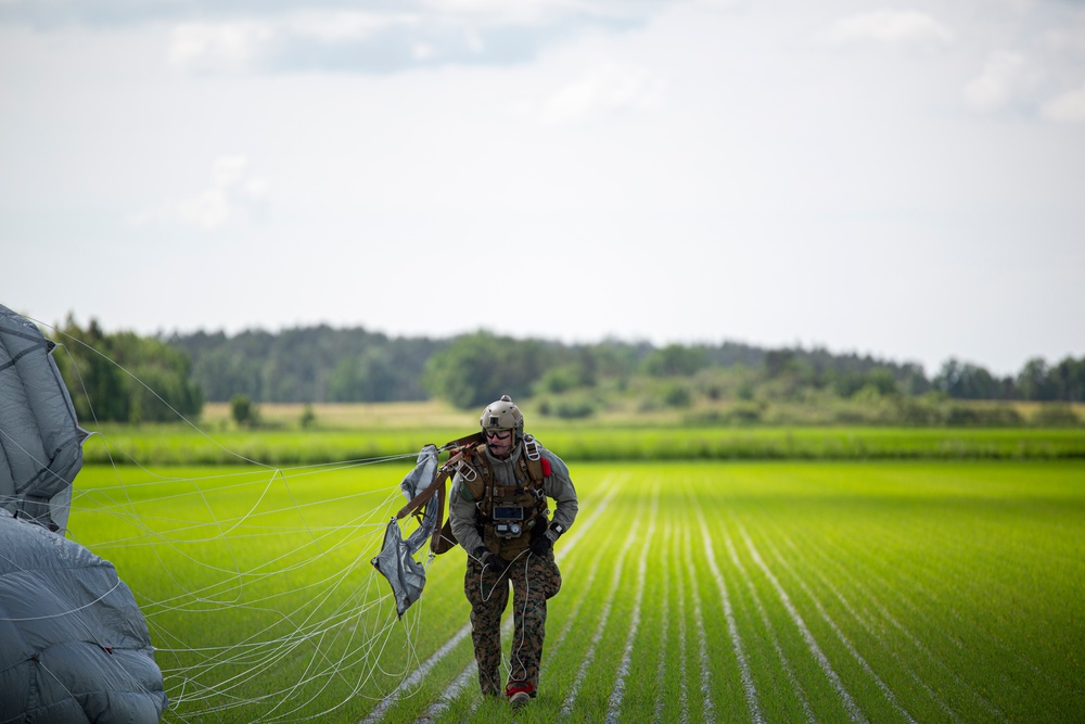 4th Reconnaissance Battalion conduct military freefalls during BALTOPS 24