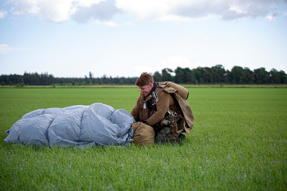 4th Reconnaissance Battalion conduct military freefalls during BALTOPS 24