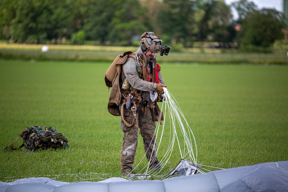 4th Reconnaissance Battalion conduct military freefalls during BALTOPS 24
