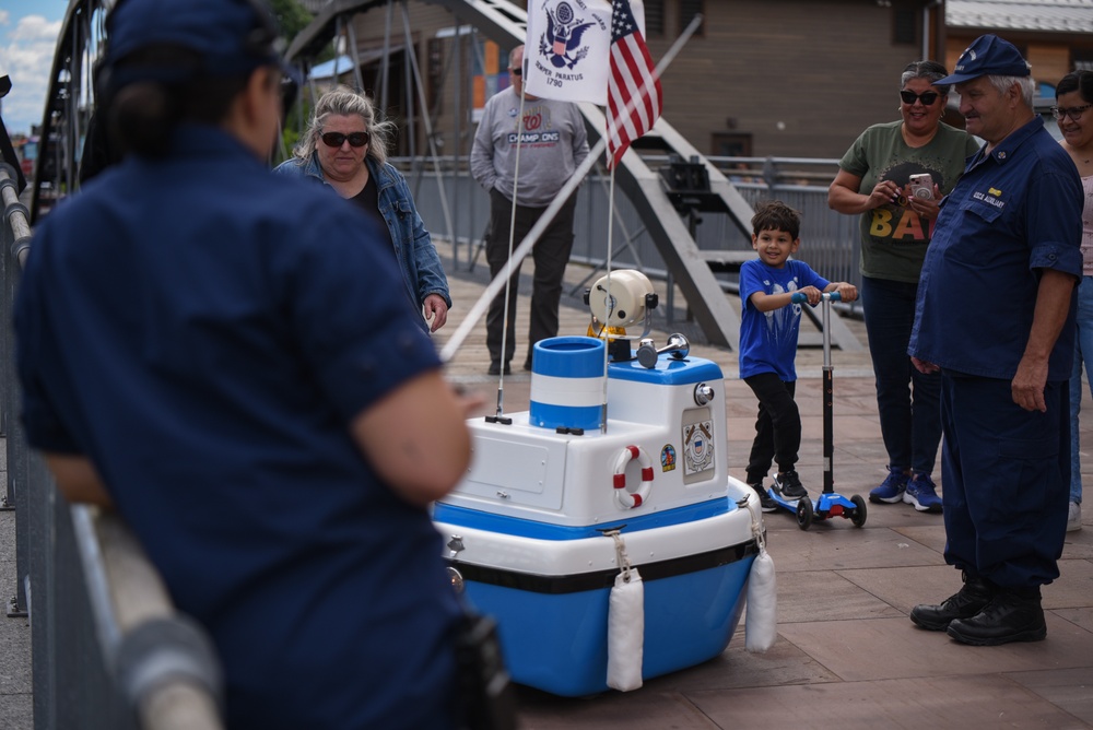 Coast Guard Sector Eastern Great Lakes Holds Safe Boating Open House