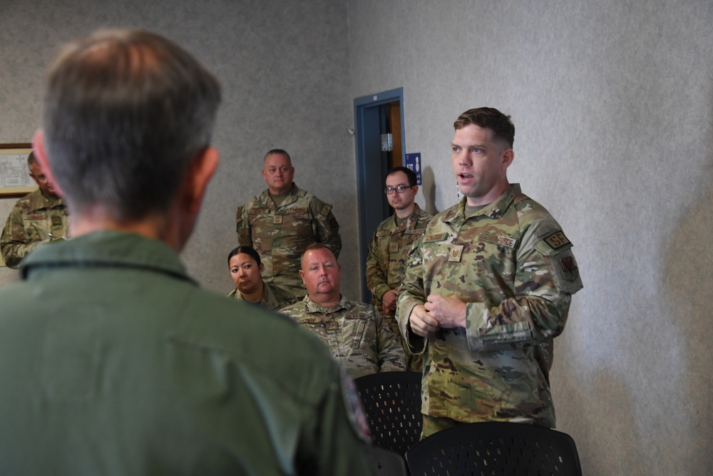 Maj. Gen. Butow visits the Griffins