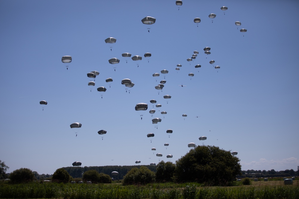 Servicemembers conduct 1,300 strong jump over Normandy to celebrate D-Day 80