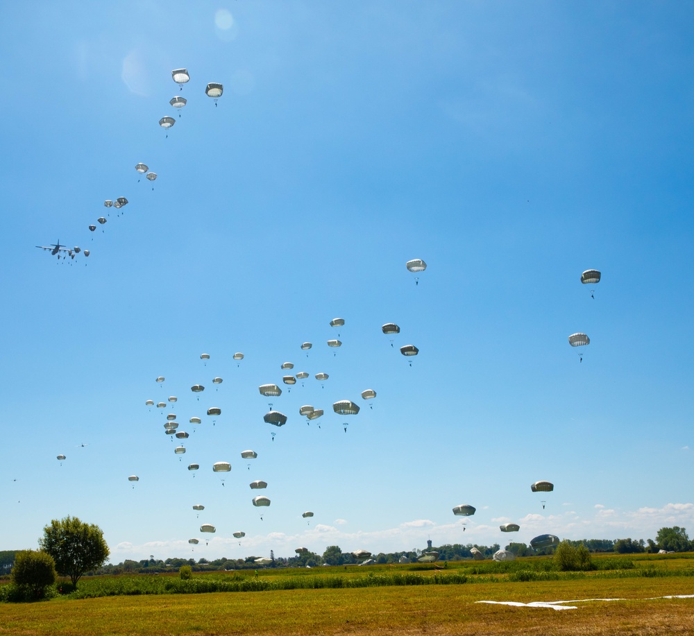 Servicemembers conduct 1,300 strong jump over Normandy to celebrate D-Day 80