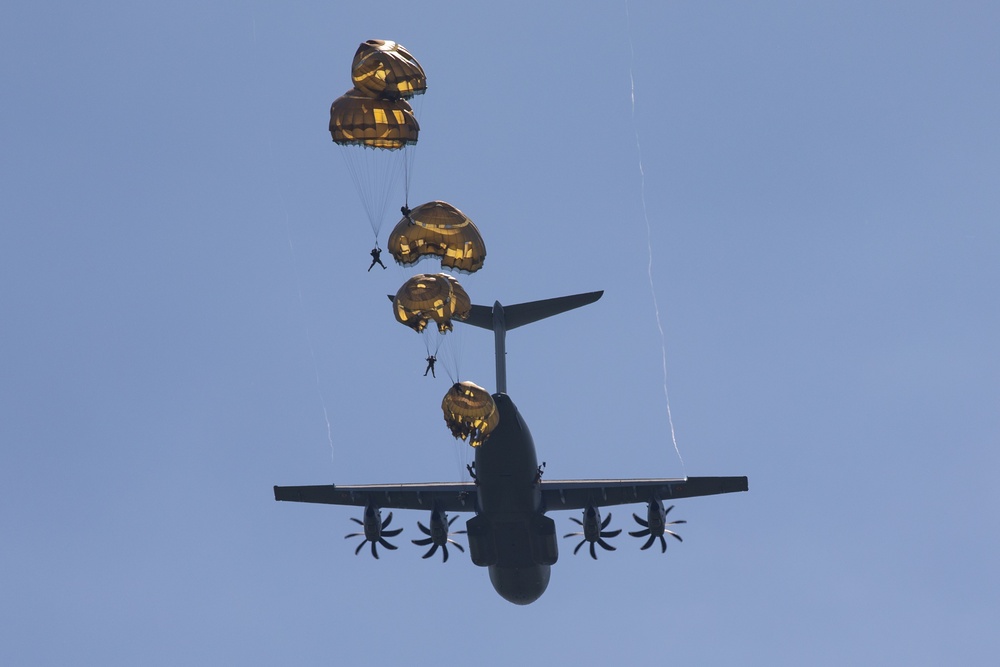 1300 paratroopers jump into Normandy for D-Dy 80