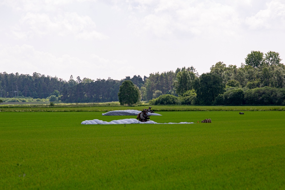4th Reconnaissance Battalion conduct military freefalls during BALTOPS 24