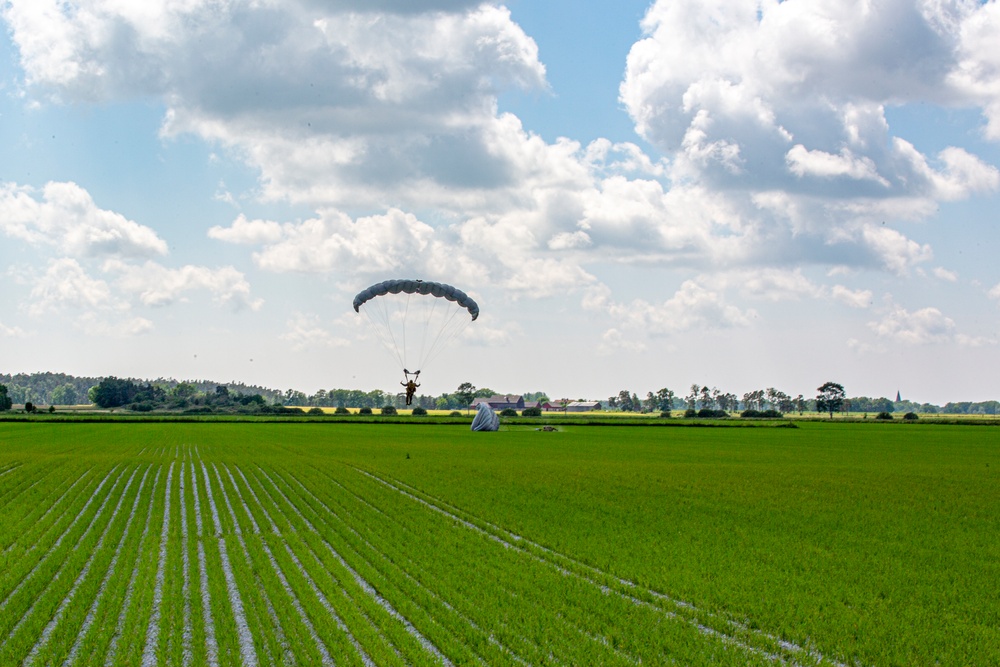 4th Reconnaissance Battalion conduct military freefalls during BALTOPS 24