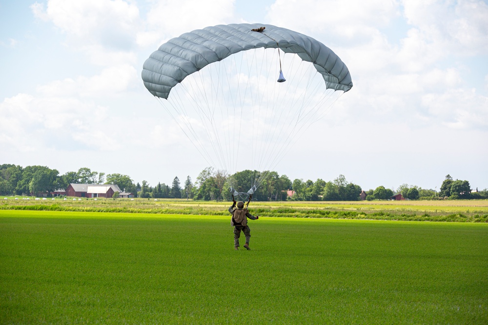 4th Reconnaissance Battalion conduct military freefalls during BALTOPS 24