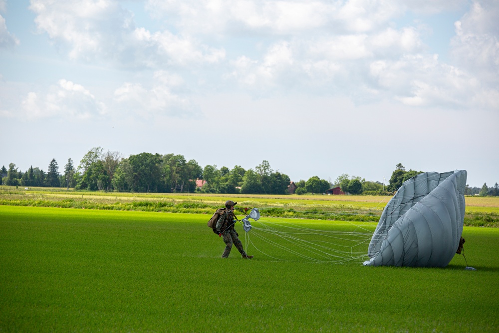 4th Reconnaissance Battalion conduct military freefalls during BALTOPS 24