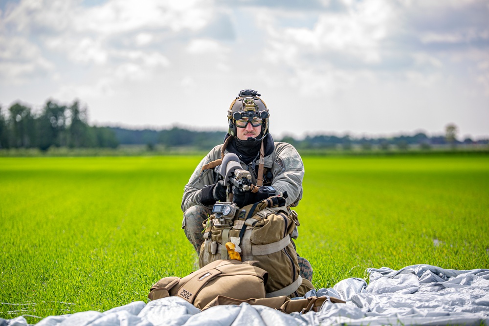 4th Reconnaissance Battalion conduct military freefalls during BALTOPS 24